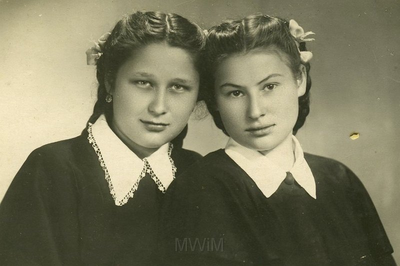 KKE 1321.jpg - Gimnazjum. Weronika Wojnicz z Ileaną Głowacką, Wilno, 1951 r.